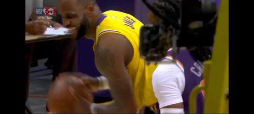 詹姆斯搞笑拉杆,篮球场上的欢乐瞬间